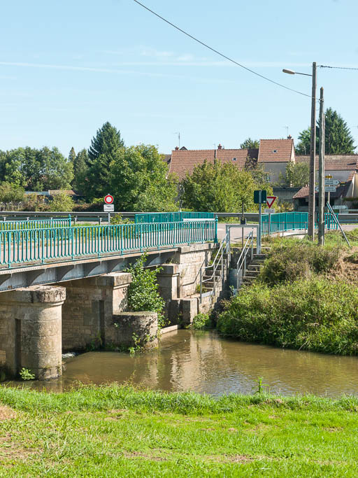 Vanne sur la Dheune permettant d'alimenter la rigole. © Pierre-Marie Barbe-Richaud / Région Bourgogne-Franche-Comté, Inventaire du patrimoine - 2017