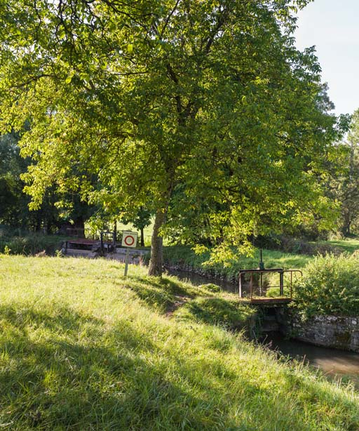 Vue de la rigole maçonnée. © Pierre-Marie Barbe-Richaud / Région Bourgogne-Franche-Comté, Inventaire du patrimoine - 2017