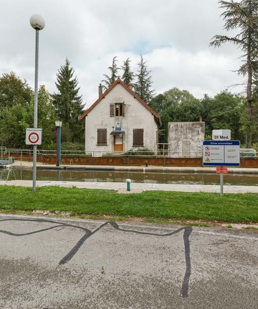 Vue rapprochée de la maison éclusière et de l'écluse. © Pierre-Marie Barbe-Richaud / Région Bourgogne-Franche-Comté, Inventaire du patrimoine - 2017