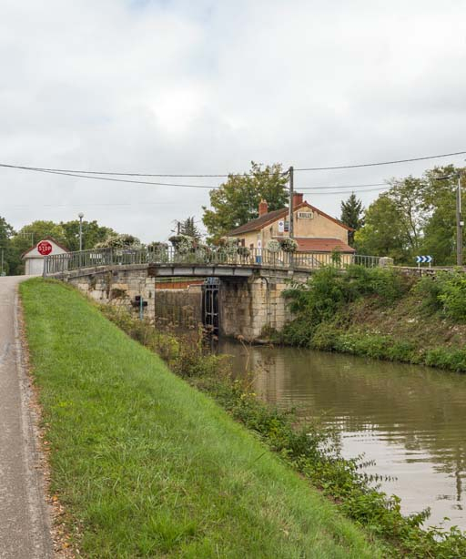 Vue d'ensemble du pont. © Pierre-Marie Barbe-Richaud / Région Bourgogne-Franche-Comté, Inventaire du patrimoine - 2017