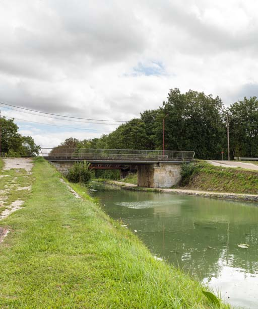 Vue d'ensemble du pont au premier plan et du pont ferroviaire en arrière plan. © Pierre-Marie Barbe-Richaud / Région Bourgogne-Franche-Comté, Inventaire du patrimoine - 2017