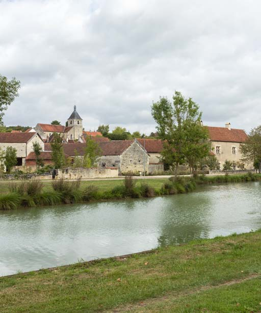 L'église vue du chemin de halage. © Pierre-Marie Barbe-Richaud / Région Bourgogne-Franche-Comté, Inventaire du patrimoine - 2017