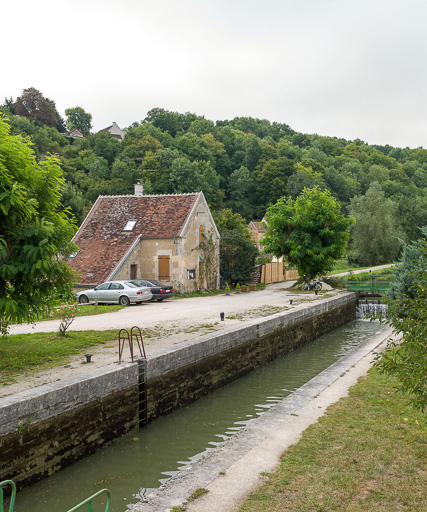 Vue du sas et de la maison éclusière. © Pierre-Marie Barbe-Richaud / Région Bourgogne-Franche-Comté, Inventaire du patrimoine - 2017