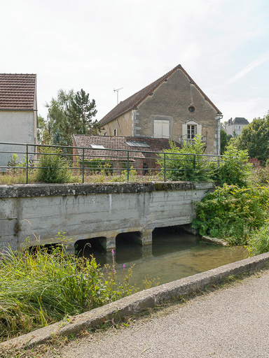 Vue de l'aqueduc. © Pierre-Marie Barbe-Richaud / Région Bourgogne-Franche-Comté, Inventaire du patrimoine - 2017