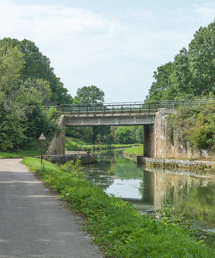 Vue d'ensemble du pont. © Pierre-Marie Barbe-Richaud / Région Bourgogne-Franche-Comté, Inventaire du patrimoine - 2017