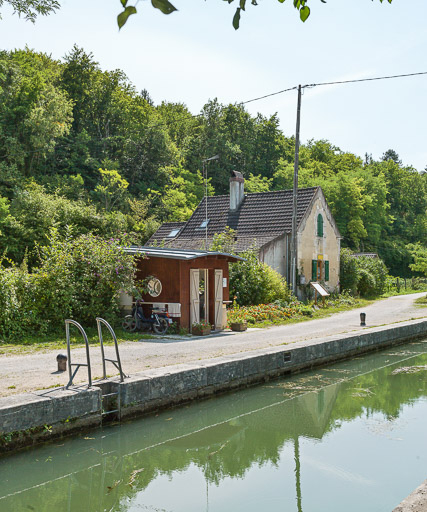 Vue de la maison éclusière et de la guérite. © Pierre-Marie Barbe-Richaud / Région Bourgogne-Franche-Comté, Inventaire du patrimoine - 2017