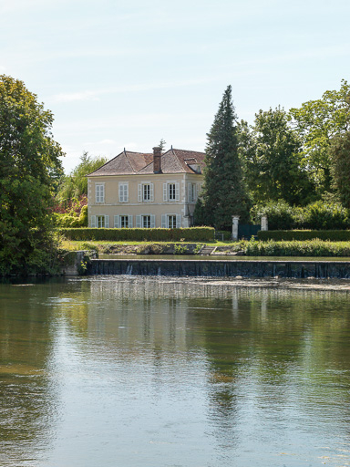 Le château, vu du canal. © Pierre-Marie Barbe-Richaud / Région Bourgogne-Franche-Comté, Inventaire du patrimoine - 2017