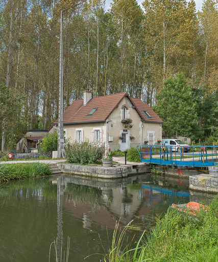 Vue du sas et de la maison éclusière. © Pierre-Marie Barbe-Richaud / Région Bourgogne-Franche-Comté, Inventaire du patrimoine - 2017