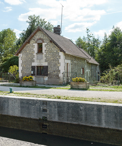 Vue de la maison éclusière. © Pierre-Marie Barbe-Richaud / Région Bourgogne-Franche-Comté, Inventaire du patrimoine - 2017