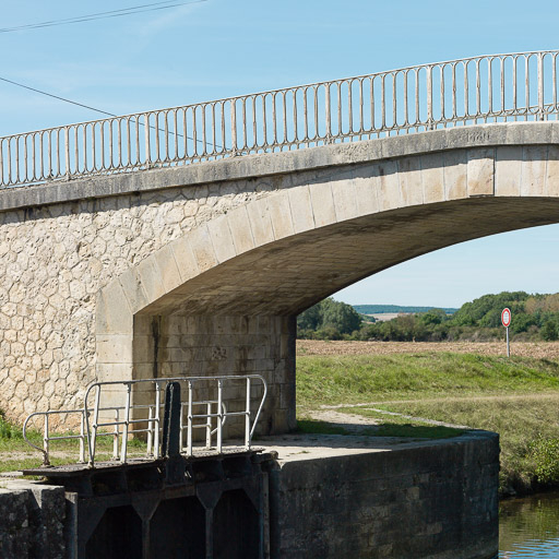 Détail des culées en moellon d'appareil polygonal et de la voûte en anse de panier en pierre. © Pierre-Marie Barbe-Richaud / Région Bourgogne-Franche-Comté, Inventaire du patrimoine - 2017