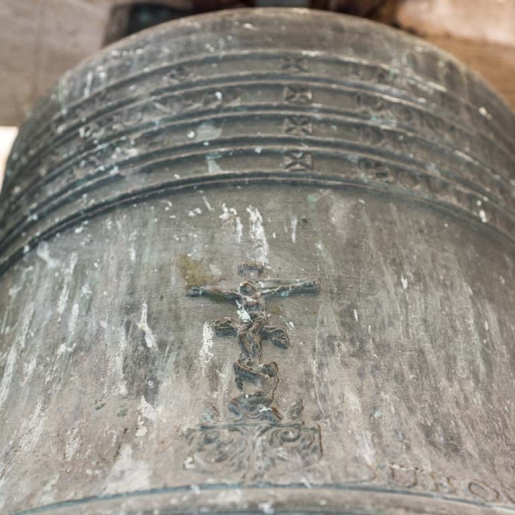 Détail du Christ en croix sur la petite cloche. © Pierre-Marie Barbe-Richaud / Région Bourgogne-Franche-Comté, Inventaire du patrimoine - 2018