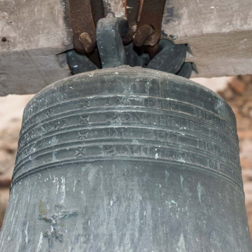 Détail de l'inscription sur la petite cloche. © Pierre-Marie Barbe-Richaud / Région Bourgogne-Franche-Comté, Inventaire du patrimoine - 2018