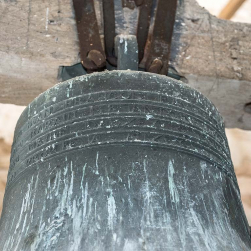 Détail de l'inscription sur la petite cloche. © Pierre-Marie Barbe-Richaud / Région Bourgogne-Franche-Comté, Inventaire du patrimoine - 2018