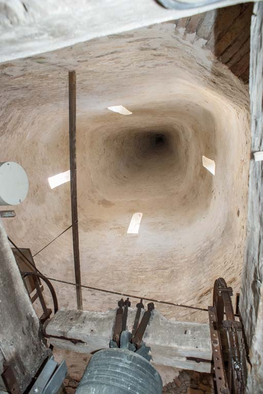 Vue du clocher en tuf depuis le niveau abritant les cloches. © Pierre-Marie Barbe-Richaud / Région Bourgogne-Franche-Comté, Inventaire du patrimoine - 2018