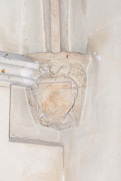 Culot représentant un ange portant un écu, à gauche dans le choeur. © Pierre-Marie Barbe-Richaud / Région Bourgogne-Franche-Comté, Inventaire du patrimoine - 2018