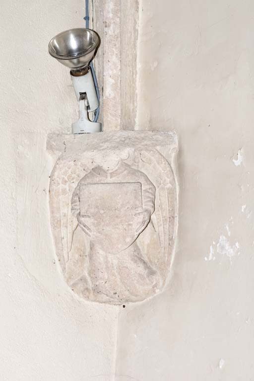 Culot représentant un ange portant un écu dans le choeur. © Pierre-Marie Barbe-Richaud / Région Bourgogne-Franche-Comté, Inventaire du patrimoine - 2018