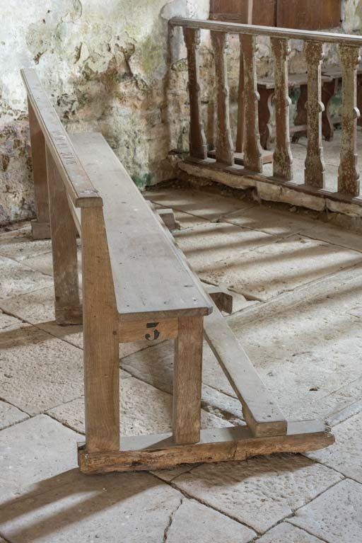 Vue d'ensemble d'un banc avec inscription. © Pierre-Marie Barbe-Richaud / Région Bourgogne-Franche-Comté, Inventaire du patrimoine - 2018