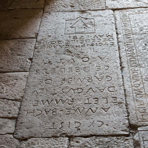 Vue d'ensemble de la dalle 1. © Pierre-Marie Barbe-Richaud / Région Bourgogne-Franche-Comté, Inventaire du patrimoine - 2018