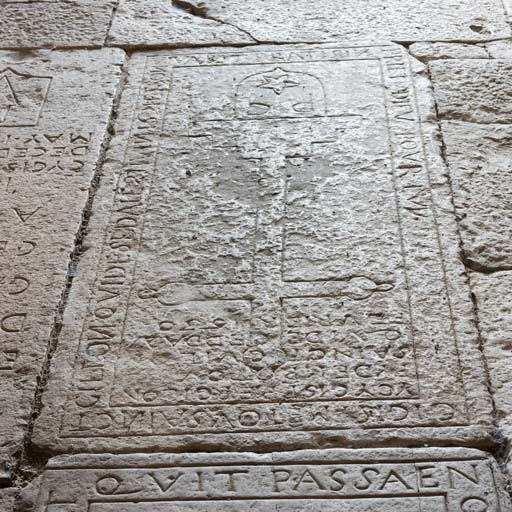 Vue d'ensemble de la dalle 2. © Pierre-Marie Barbe-Richaud / Région Bourgogne-Franche-Comté, Inventaire du patrimoine - 2018