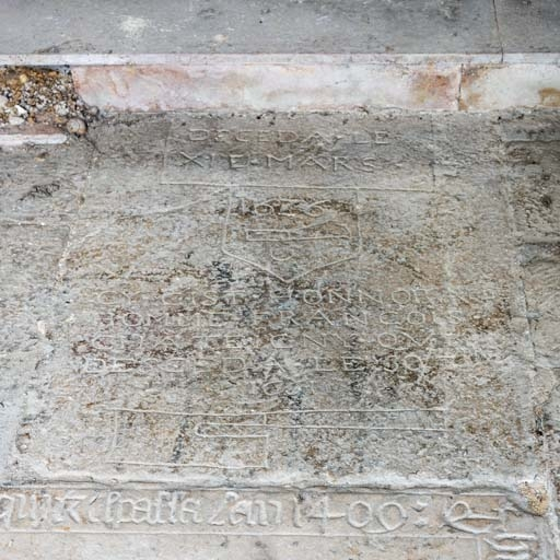 Dalle funéraire au pied de l'autel. © Pierre-Marie Barbe-Richaud / Région Bourgogne-Franche-Comté, Inventaire du patrimoine - 2018 Dalle funéraire au pied de l'autel. © Pierre-Marie Barbe-Richaud / Région Bourgogne-Franche-Comté, Inventaire du patrimoine - 2018