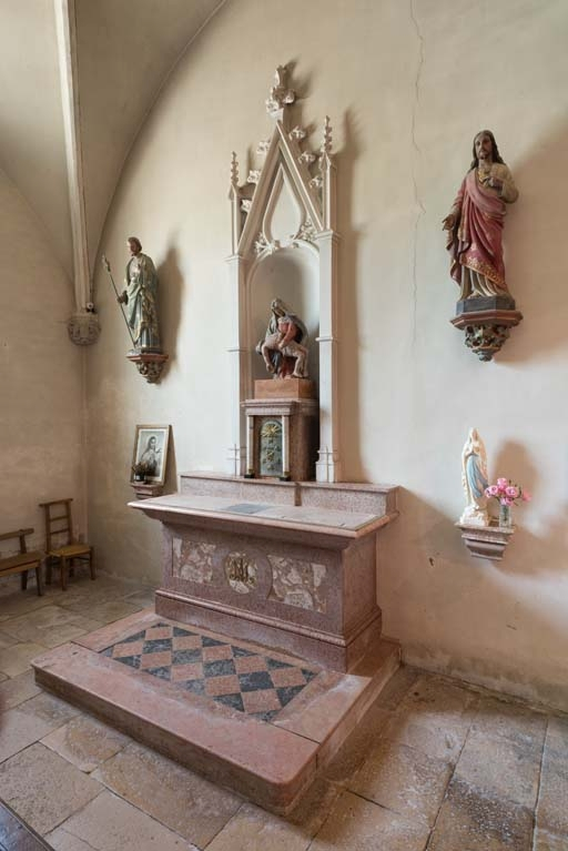 Vue d'ensemble de l'autel de la chapelle nord avec le groupe sculpté. © Pierre-Marie Barbe-Richaud / Région Bourgogne-Franche-Comté, Inventaire du patrimoine - 2018