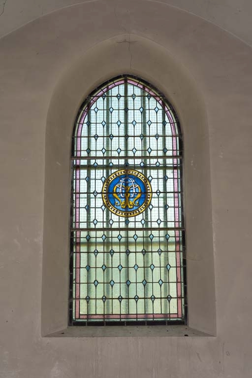 Verrière de la chapelle nord avec le monogramme AM. © Pierre-Marie Barbe-Richaud / Région Bourgogne-Franche-Comté, Inventaire du patrimoine - 2018