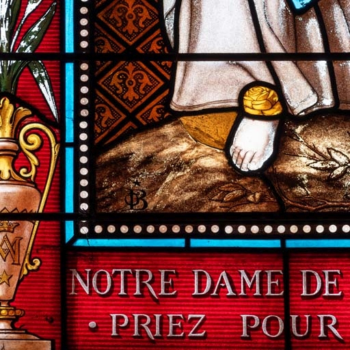 Notre-Dame de Lourdes : détail de la signature du maître-verrier. © Pierre-Marie Barbe-Richaud / Région Bourgogne-Franche-Comté, Inventaire du patrimoine - 2018