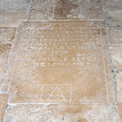 Dalle 1 : vue d'ensemble. © Pierre-Marie Barbe-Richaud / Région Bourgogne-Franche-Comté, Inventaire du patrimoine - 2018