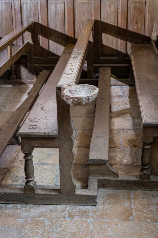 Banc de fidèle avec bénitier incrusté à l'angle. © Pierre-Marie Barbe-Richaud / Région Bourgogne-Franche-Comté, Inventaire du patrimoine - 2018