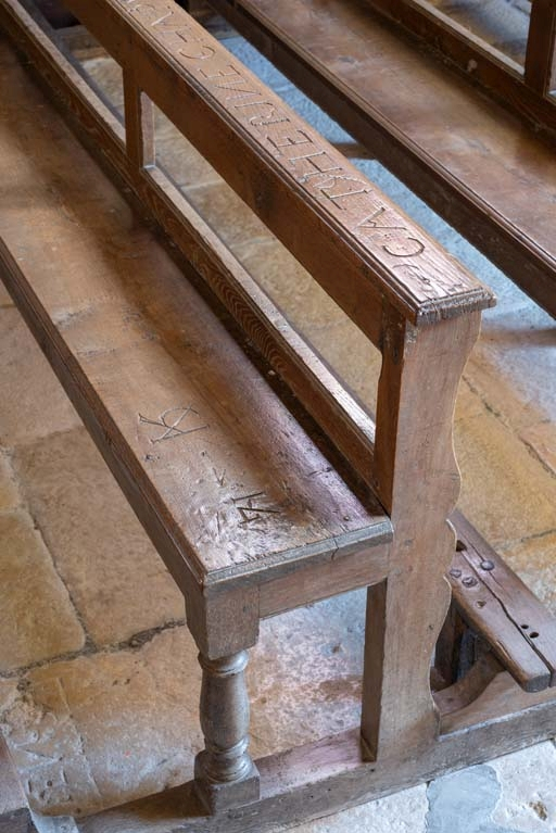 Banc de fidèle avec inscription. © Pierre-Marie Barbe-Richaud / Région Bourgogne-Franche-Comté, Inventaire du patrimoine - 2018