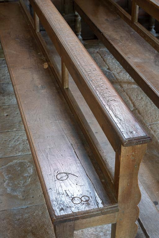Banc de fidèle avec inscription. © Pierre-Marie Barbe-Richaud / Région Bourgogne-Franche-Comté, Inventaire du patrimoine - 2018