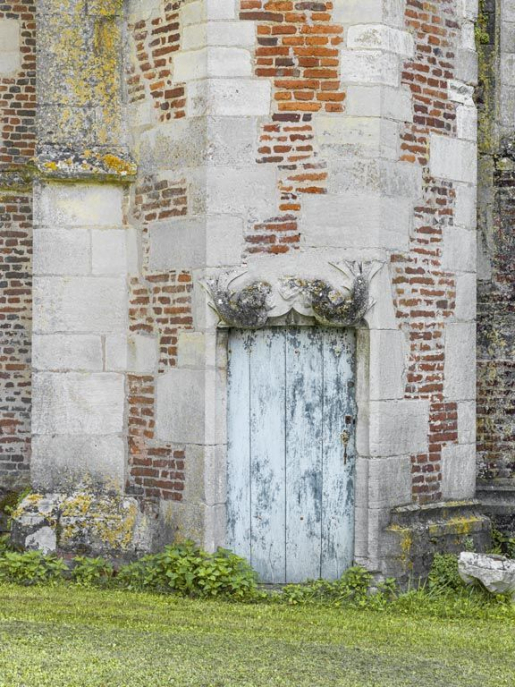 Porte de la tourelle d'escalier : détail des sirènes sur le linteau. © Thierry Kuntz / Région Bourgogne-Franche-Comté, Inventaire du patrimoine - 2018