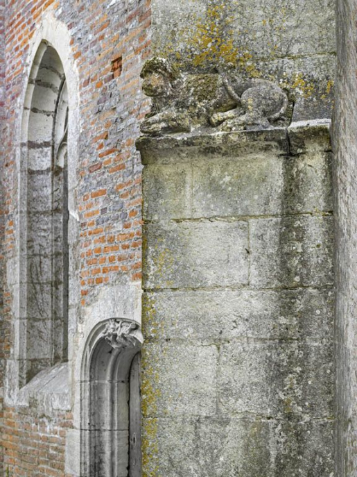 Sculpture animale sur le contrefort gauche de la chapelle gauche. © Thierry Kuntz / Région Bourgogne-Franche-Comté, Inventaire du patrimoine - 2018