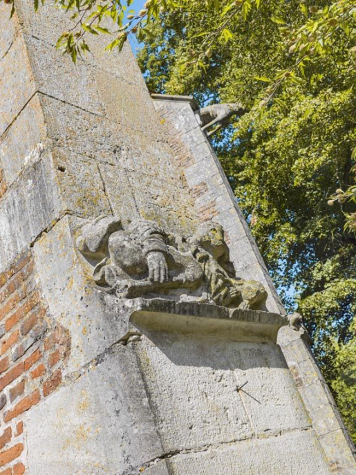 Sculpture de berger jouant de la musette ou de la cornemuse, sur le contrefort de la chapelle droite. © Thierry Kuntz / Région Bourgogne-Franche-Comté, Inventaire du patrimoine - 2018