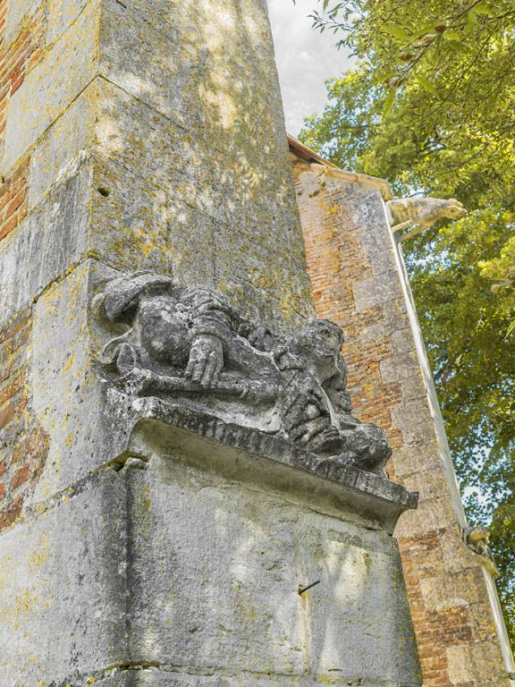 Sculpture de berger jouant de la musette ou de la cornemuse sur le contrefort de la chapelle droite. © Thierry Kuntz / Région Bourgogne-Franche-Comté, Inventaire du patrimoine - 2018