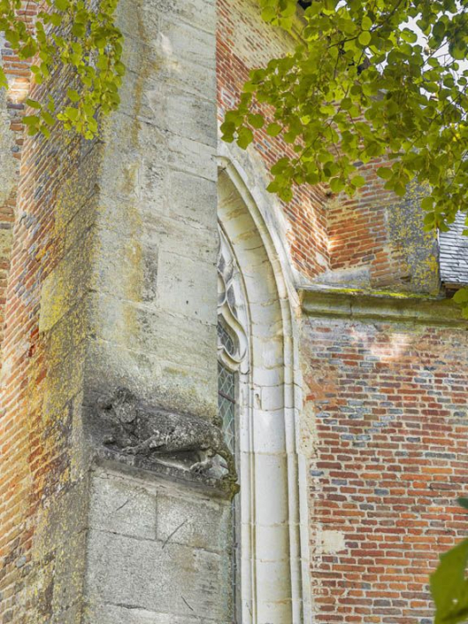 Chien sur le contrefort droit du chevet. © Thierry Kuntz / Région Bourgogne-Franche-Comté, Inventaire du patrimoine - 2018