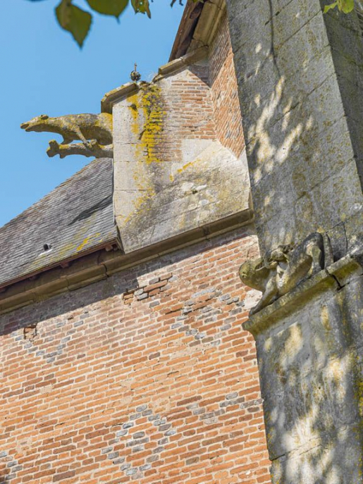 Animaux sur un contrefort du chevet et gargouille. © Thierry Kuntz / Région Bourgogne-Franche-Comté, Inventaire du patrimoine - 2018