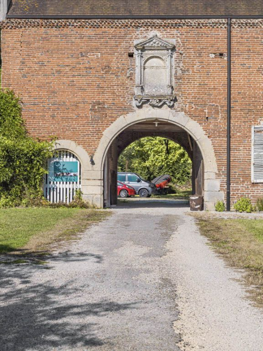 Bâtiment de l'ancien château : porte cochère et piétonne. © Thierry Kuntz / Région Bourgogne-Franche-Comté, Inventaire du patrimoine - 2018
