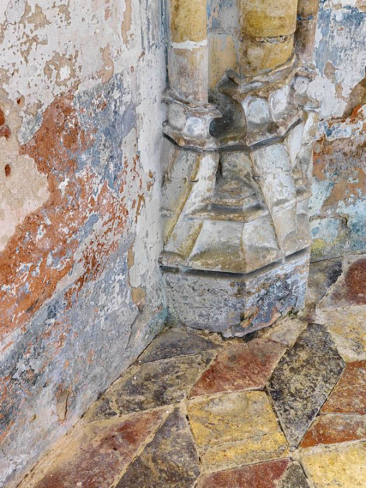 Intérieur de la chapelle : dallage du choeur et détail de la sculpture de la base des colonnes du choeur. © Thierry Kuntz / Région Bourgogne-Franche-Comté, Inventaire du patrimoine - 2018