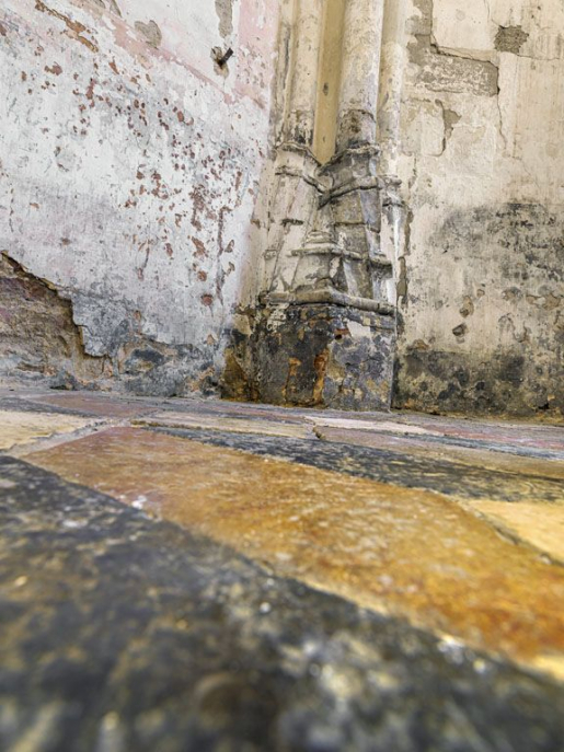 Intérieur de la chapelle : dallage du choeur et détail de la sculpture de la base des colonnes du choeur. © Thierry Kuntz / Région Bourgogne-Franche-Comté, Inventaire du patrimoine - 2018