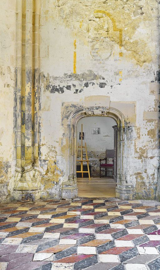 Intérieur de la chapelle : dallage du choeur et accès à la chapelle gauche, chapelle seigneuriale. © Thierry Kuntz / Région Bourgogne-Franche-Comté, Inventaire du patrimoine - 2018