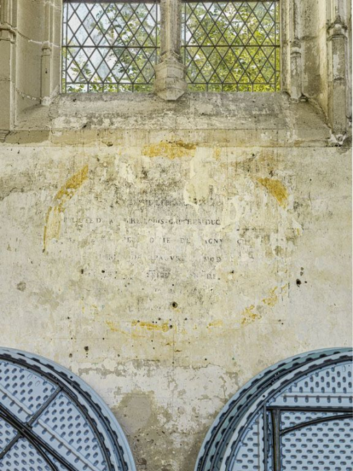 Chapelle : peinture murale de la deuxième travée de la nef sur laquelle on peut lire "BAUME LEBLANC [....] LOUIS GAUCHER DUC..." : il doit s'agir d'une peinture (funéraire?) pour Madame Adrienne-Emilie-Félicité de la Baume-Le-Blanc de La Vallière, f… © Thierry Kuntz / Région Bourgogne-Franche-Comté, Inventaire du patrimoine - 2018