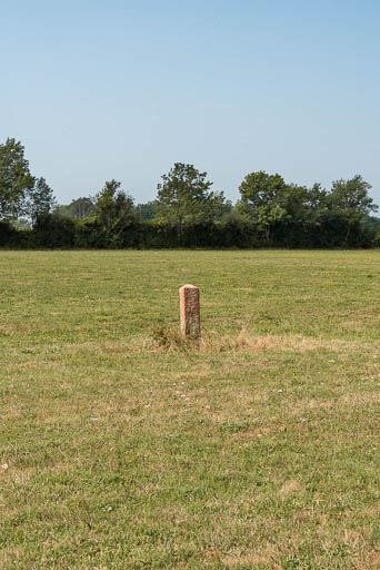 Vue générale de la borne et du site. © Pierre-Marie Barbe-Richaud / Région Bourgogne-Franche-Comté, Inventaire du patrimoine - 2018