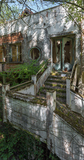 Bâtiment principal, façade antérieure, porte d'entrée précédée de son perron. © Pierre-Marie Barbe-Richaud / Région Bourgogne-Franche-Comté, Inventaire du patrimoine - 2019
