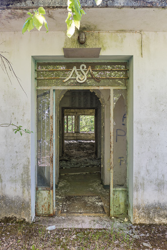 Bâtiment principal, façade postérieure, porte d'entrée. © Pierre-Marie Barbe-Richaud / Région Bourgogne-Franche-Comté, Inventaire du patrimoine - 2019