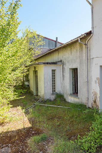Bâtiment principal, façade postérieure, vue de trois-quarts avec l'entrée en saillie. © Pierre-Marie Barbe-Richaud / Région Bourgogne-Franche-Comté, Inventaire du patrimoine - 2019