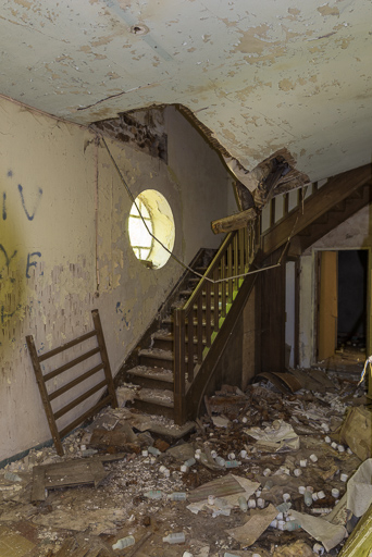 Bâtiment principal, vue intérieure du hall avec l'escalier en bois de l'édifice d'origine. © Pierre-Marie Barbe-Richaud / Région Bourgogne-Franche-Comté, Inventaire du patrimoine - 2019