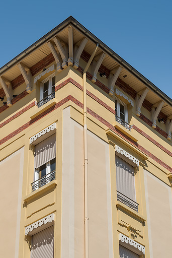 Détail du décor de la façade (angle de l'extrémité est de l'aile nord). © Pierre-Marie Barbe-Richaud / Région Bourgogne-Franche-Comté, Inventaire du patrimoine - 2019 Détail du décor de la façade (angle de l'extrémité est de l'aile nord). © Pierre-Marie Barbe-Richaud / Région Bourgogne-Franche-Comté, Inventaire du patrimoine - 2019