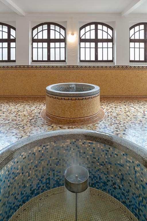 Salle d'inhalation à l'emplacement de la deuxième piscine, détail d'un puits. © Pierre-Marie Barbe-Richaud / Région Bourgogne-Franche-Comté, Inventaire du patrimoine - 2019 Salle d'inhalation à l'emplacement de la deuxième piscine, détail d'un puits. © Pierre-Marie Barbe-Richaud / Région Bourgogne-Franche-Comté, Inventaire du patrimoine - 2019