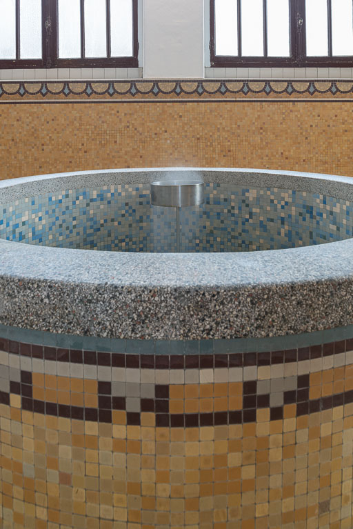 Salle d'inhalation à l'emplacement de la deuxième piscine, détail d'un puits. © Pierre-Marie Barbe-Richaud / Région Bourgogne-Franche-Comté, Inventaire du patrimoine - 2019 Salle d'inhalation à l'emplacement de la deuxième piscine, détail d'un puits. © Pierre-Marie Barbe-Richaud / Région Bourgogne-Franche-Comté, Inventaire du patrimoine - 2019